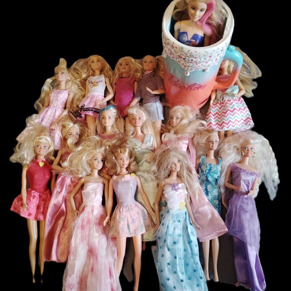 MIXED LOT OF 16 BARBIE DOLLS BLONDE BARBIES W/CLOTHES VINTAGE & MODERN MATTEL - Picture 1 of 4